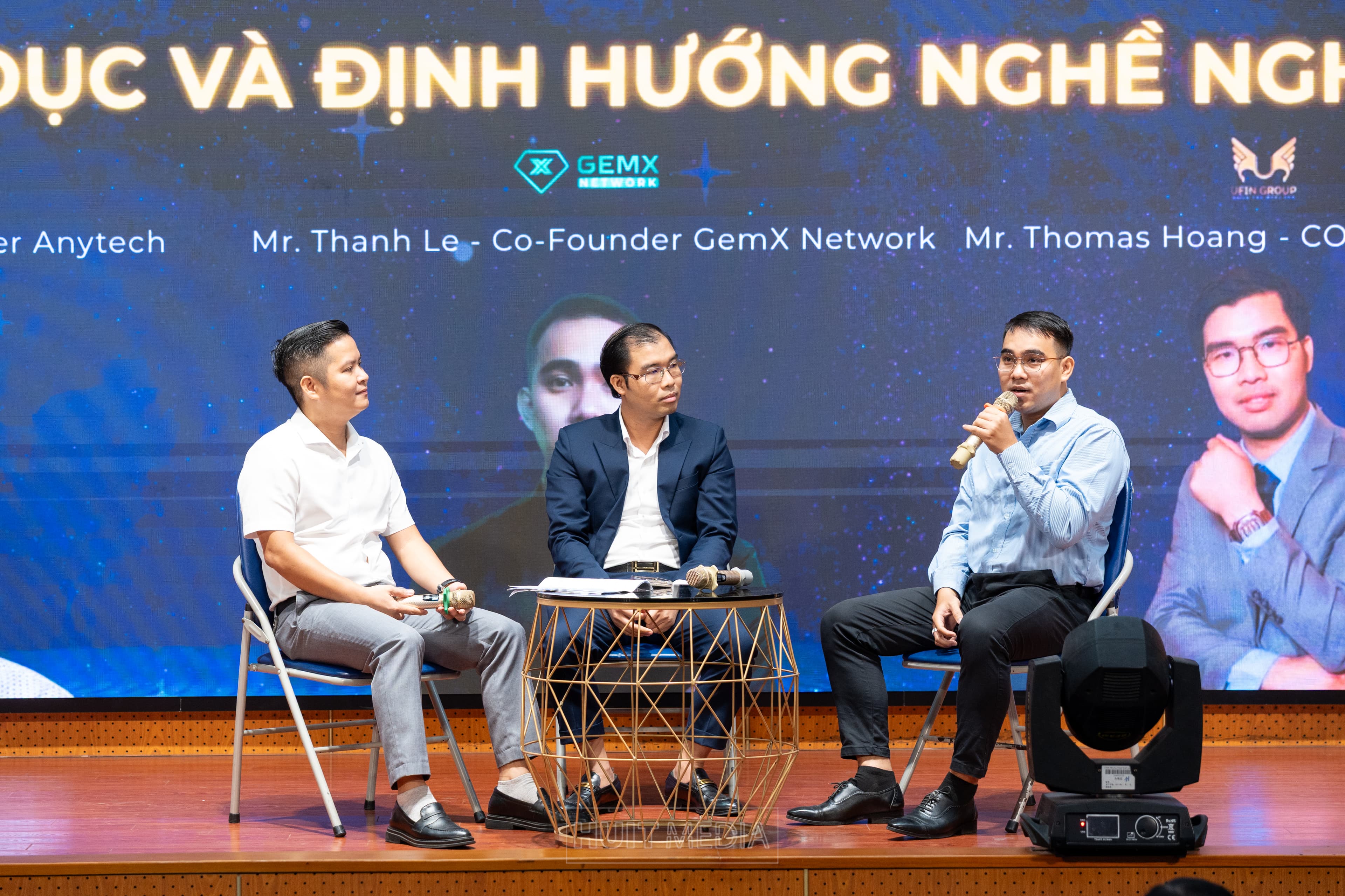 AI & BLOCKCHAIN: ỨNG DỤNG TRONG THƯƠNG MẠI, GIÁO DỤC VÀ ĐỊNH HƯỚNG NGHỀ NGHIỆP